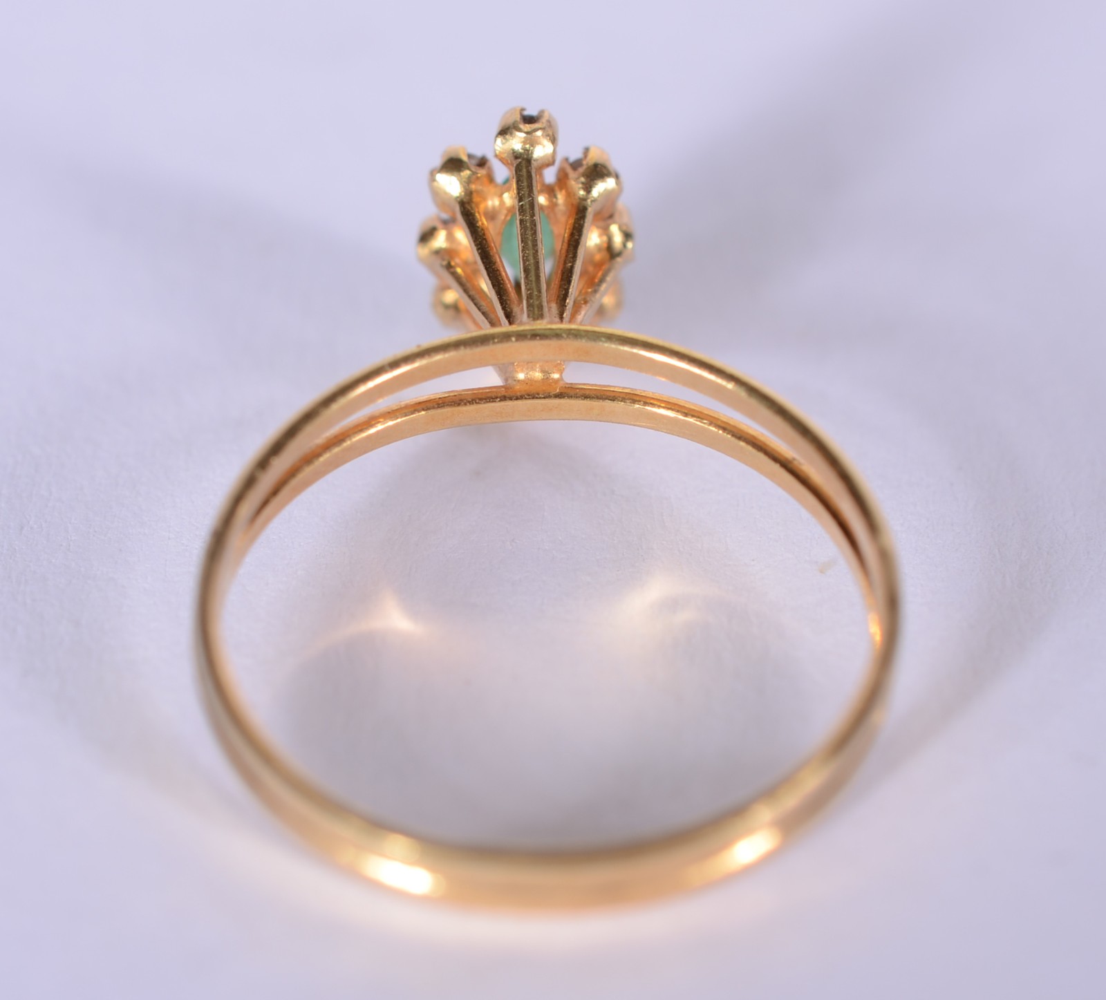 Anel de ouro 18 k., contraste 750 mls com safiras e esmeralda, aro... - foto 3 de 6