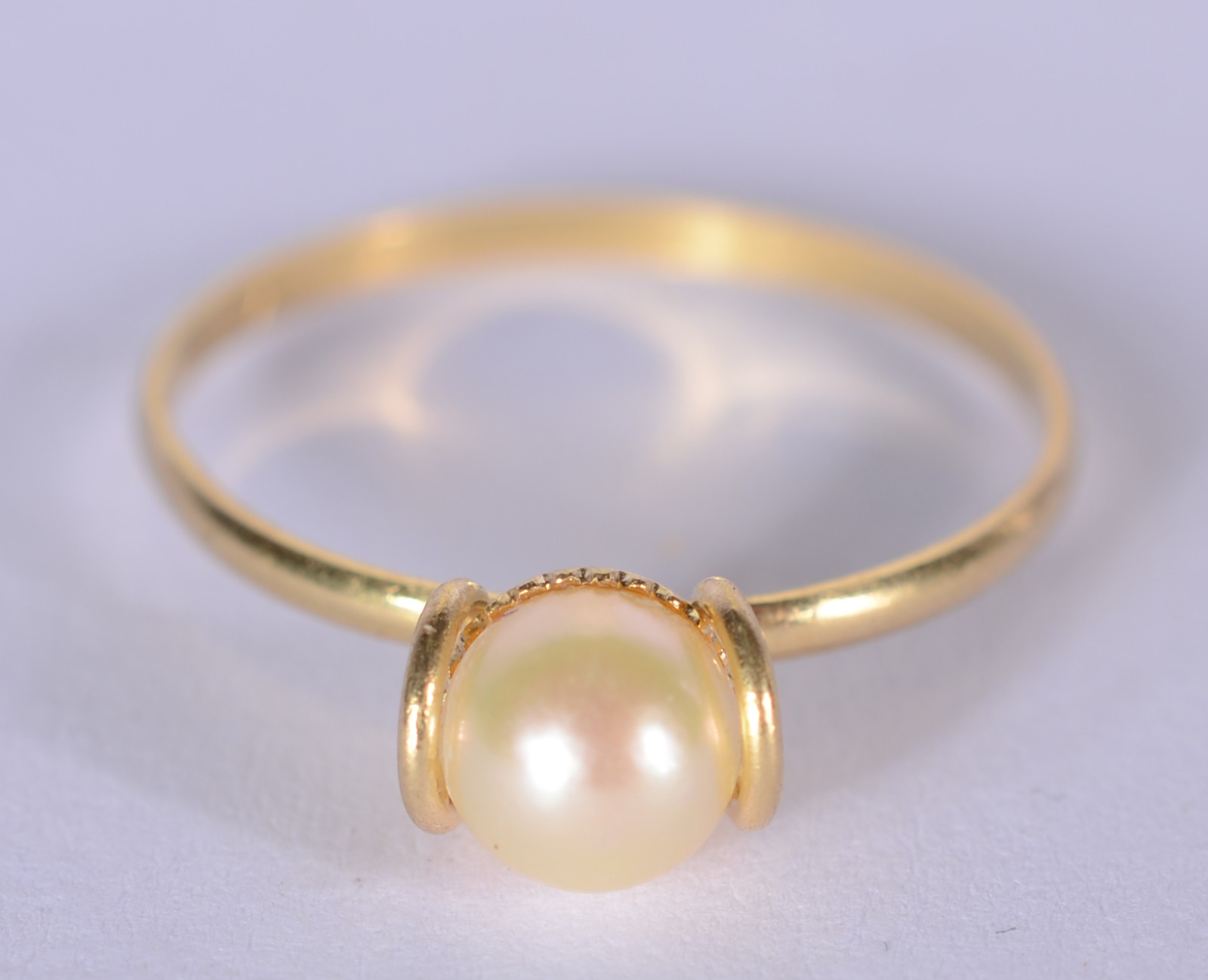 Anel de ouro 18 k., contraste 750 mls com uma perola, aro 12. (Por... - foto 1 de 5