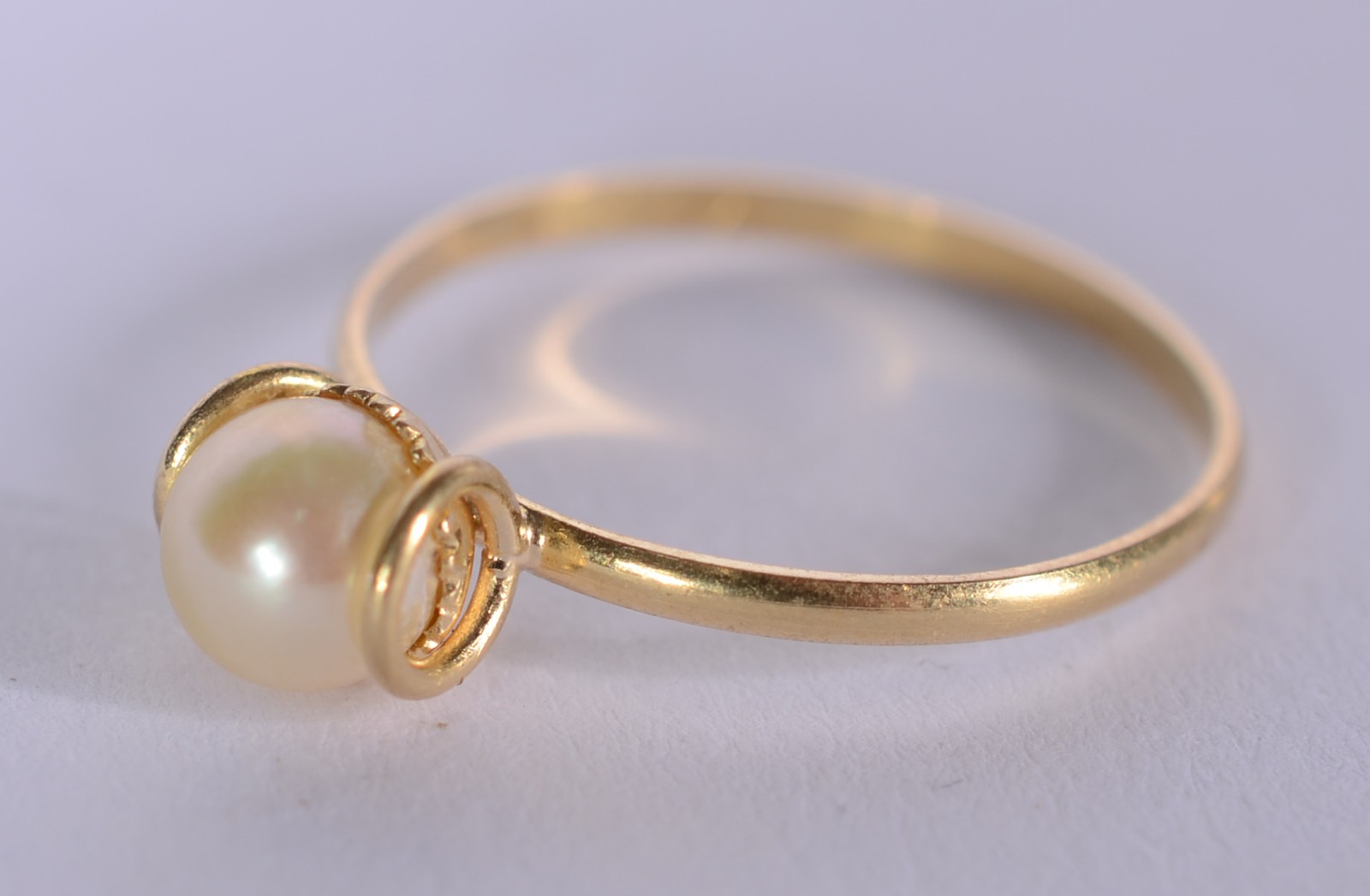 Anel de ouro 18 k., contraste 750 mls com uma perola, aro 12. (Por... - foto 2 de 5