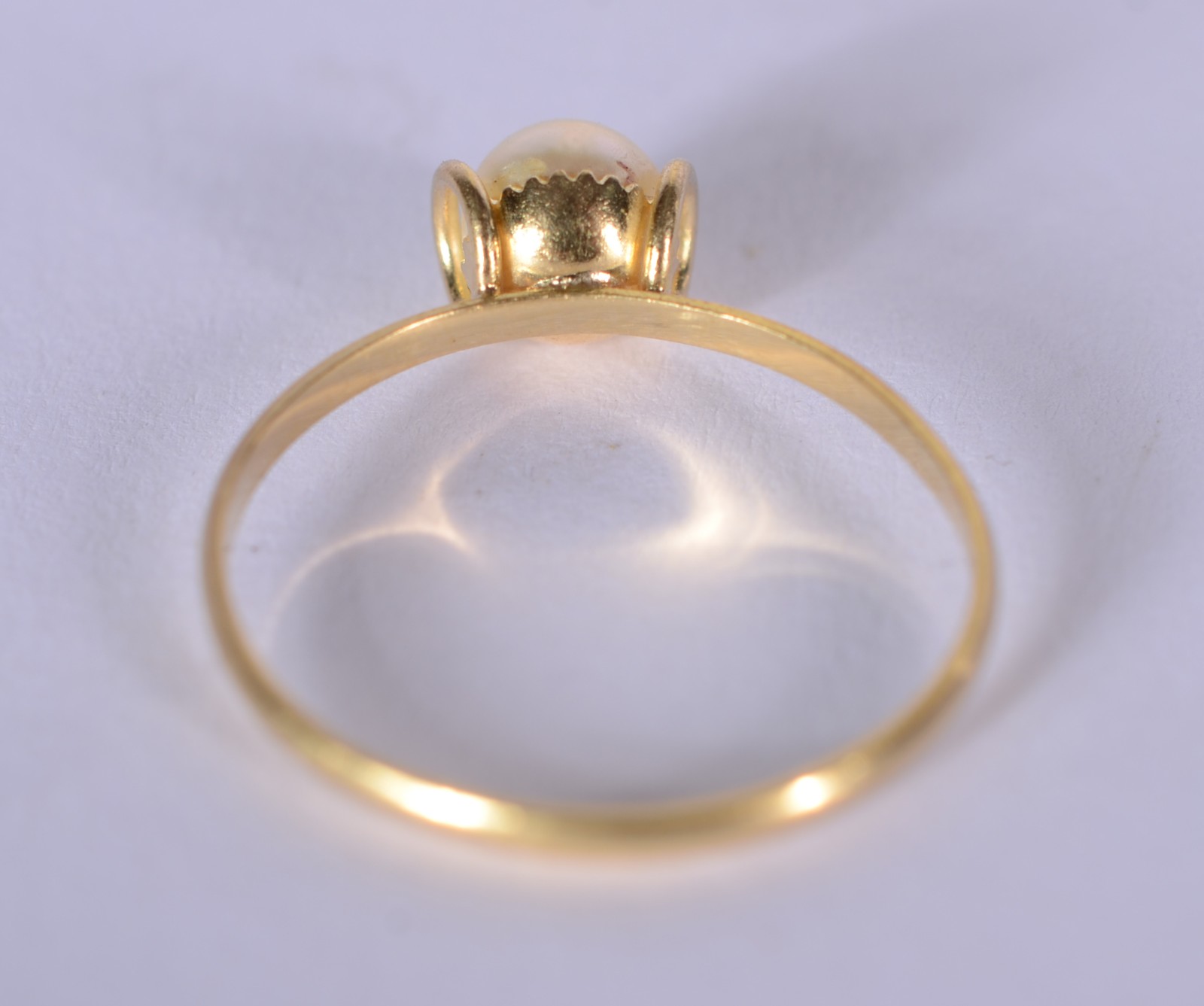 Anel de ouro 18 k., contraste 750 mls com uma perola, aro 12. (Por... - foto 3 de 5