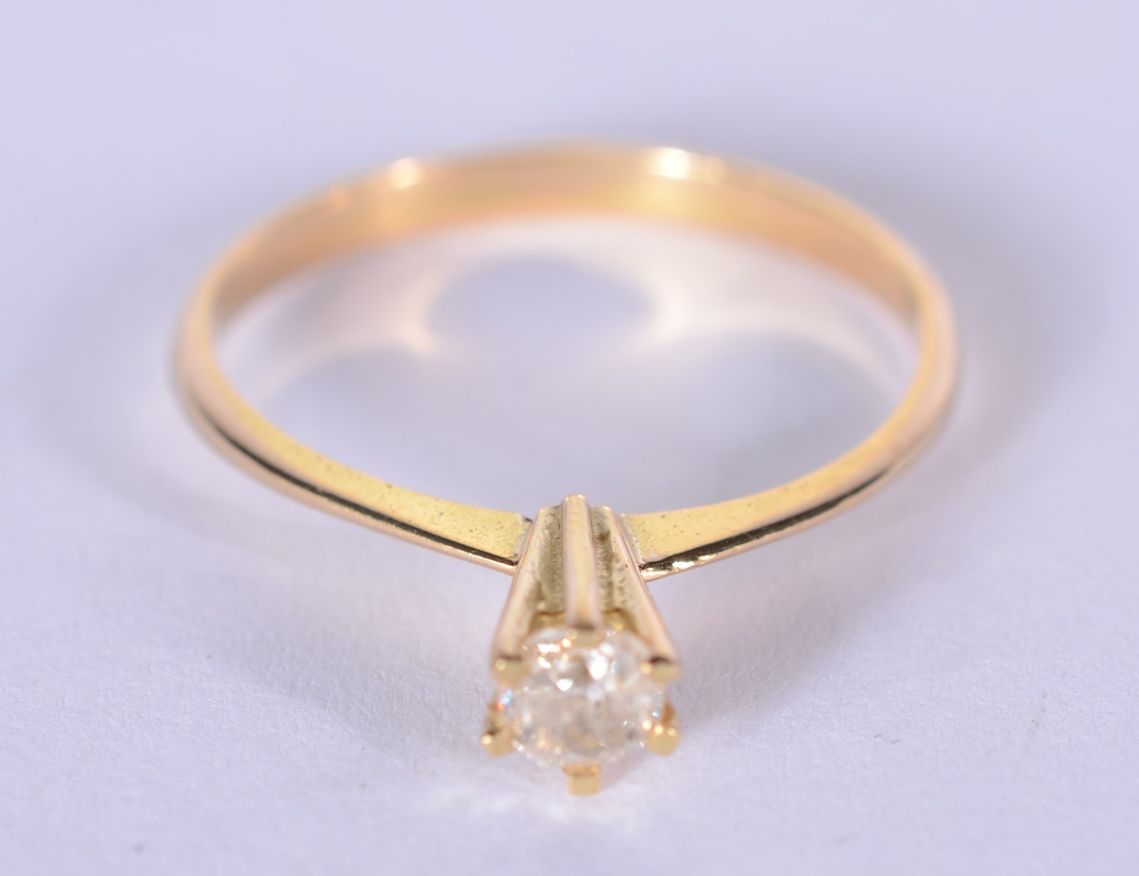 Solitário de ouro 18 k., com um brilhante de 0,20 ct, aro 16. (Por... - foto 1 de 6