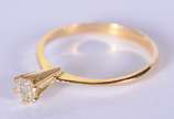 Solitário de ouro 18 k., com um brilhante de 0,... - Solitário de ouro 18 k., com um brilhante de 0,20 ct, aro 16. (Por motivos de segurança a peça não se encontra na loja).