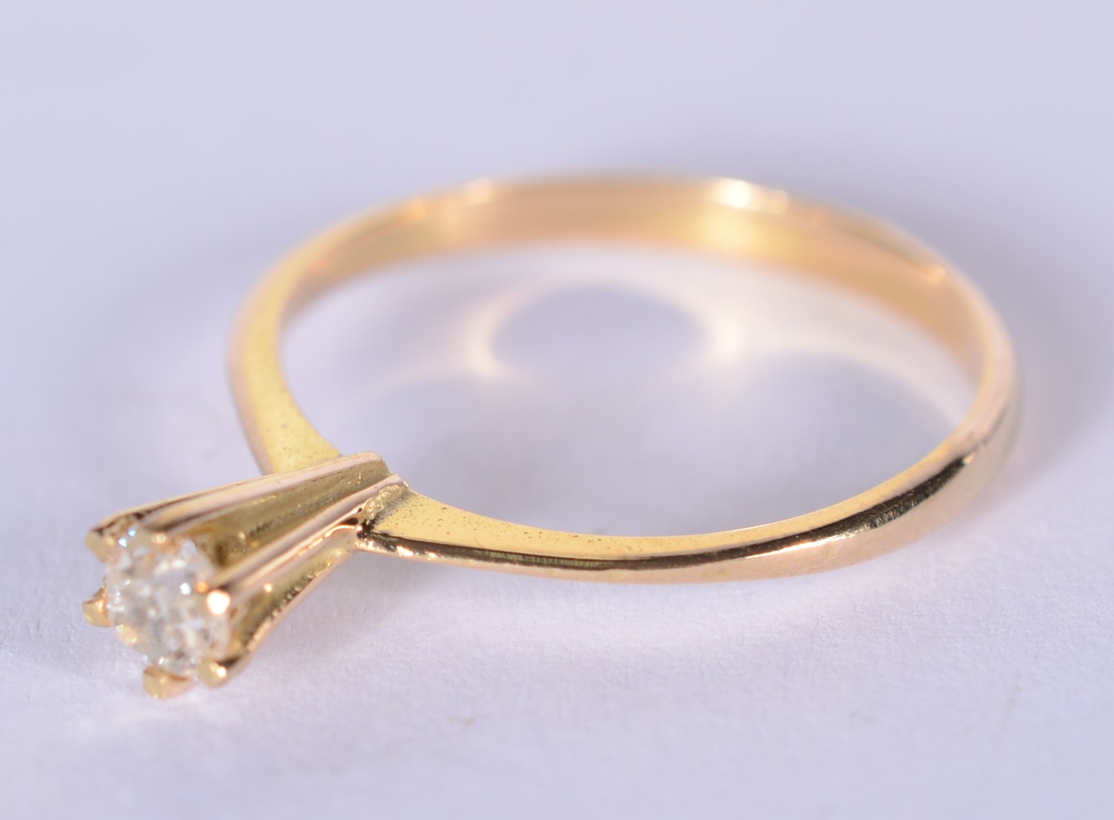 Solitário de ouro 18 k., com um brilhante de 0,20 ct, aro 16. (Por... - foto 2 de 6