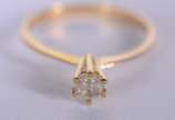 Solitário de ouro 18 k., com um brilhante de 0,... - Solitário de ouro 18 k., com um brilhante de 0,20 ct, aro 16. (Por motivos de segurança a peça não se encontra na loja).