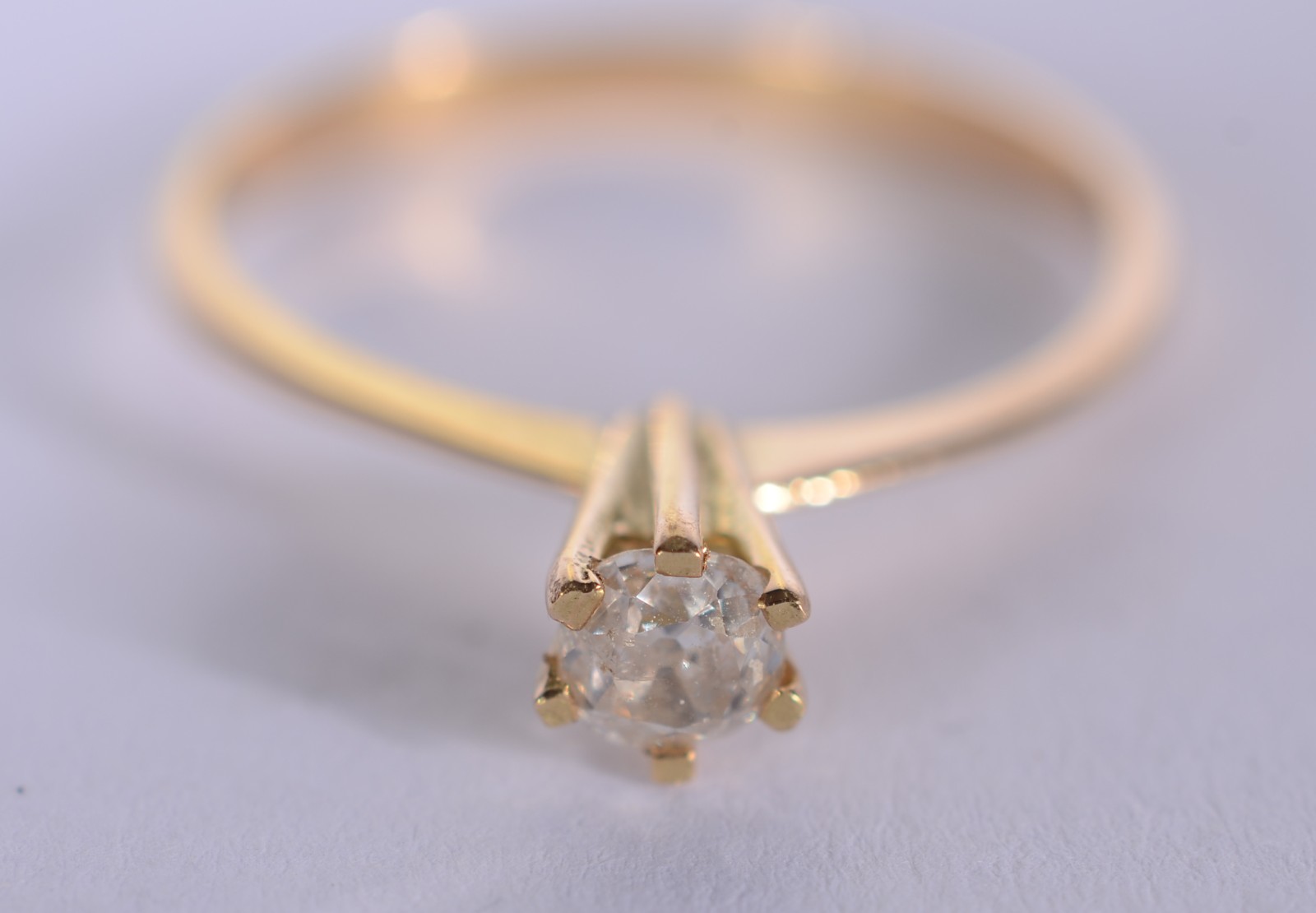 Solitário de ouro 18 k., com um brilhante de 0,20 ct, aro 16. (Por... - foto 3 de 6