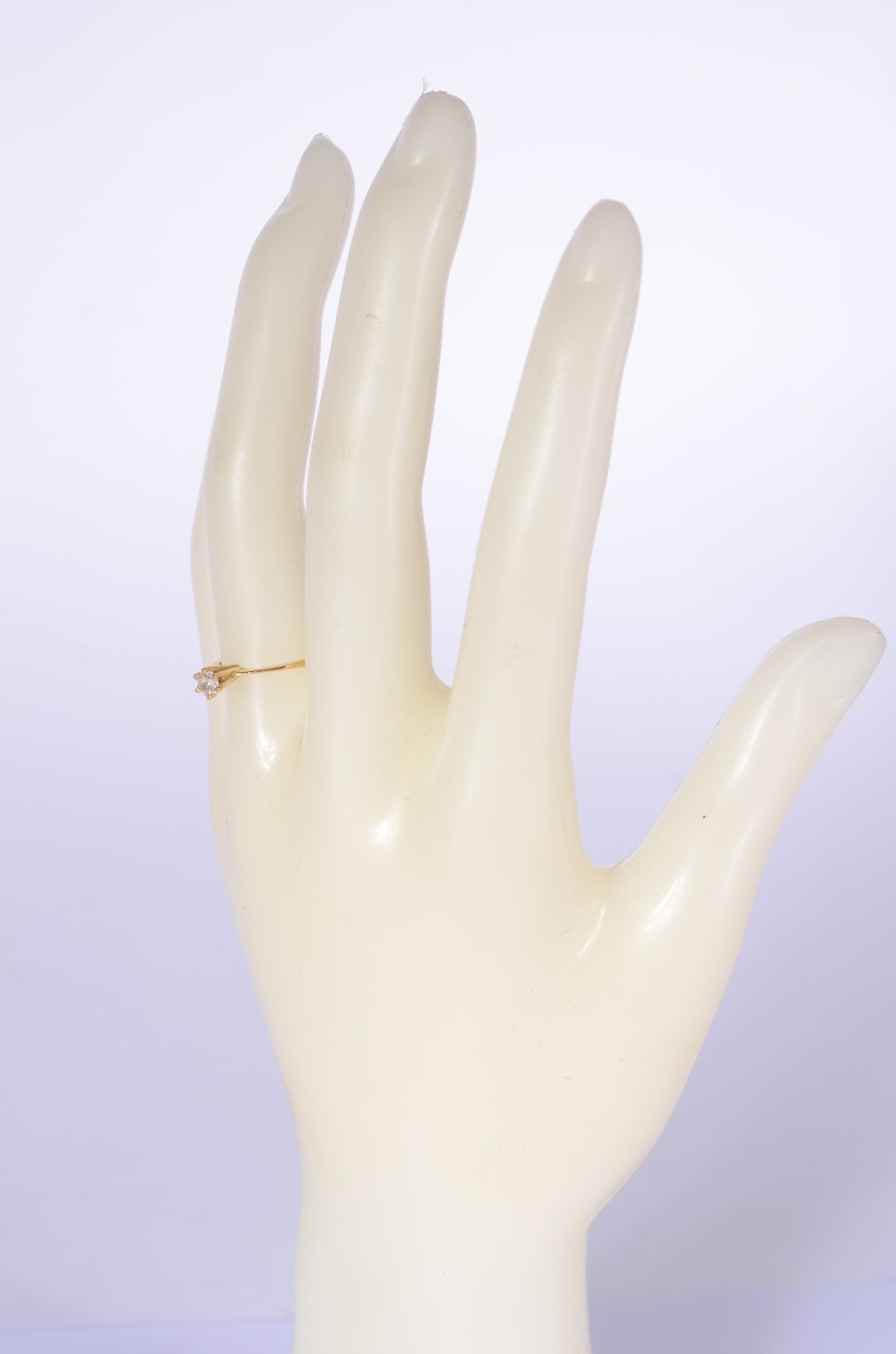 Solitário de ouro 18 k., com um brilhante de 0,20 ct, aro 16. (Por... - foto 4 de 6