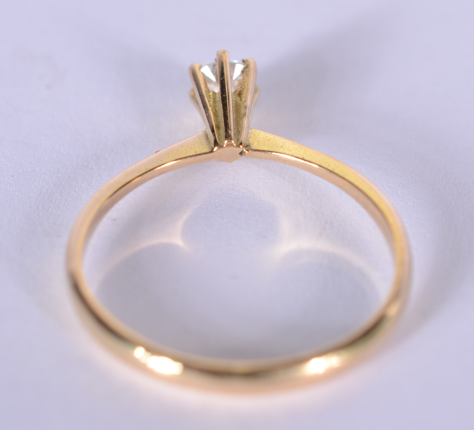 Solitário de ouro 18 k., com um brilhante de 0,20 ct, aro 16. (Por... - foto 5 de 6