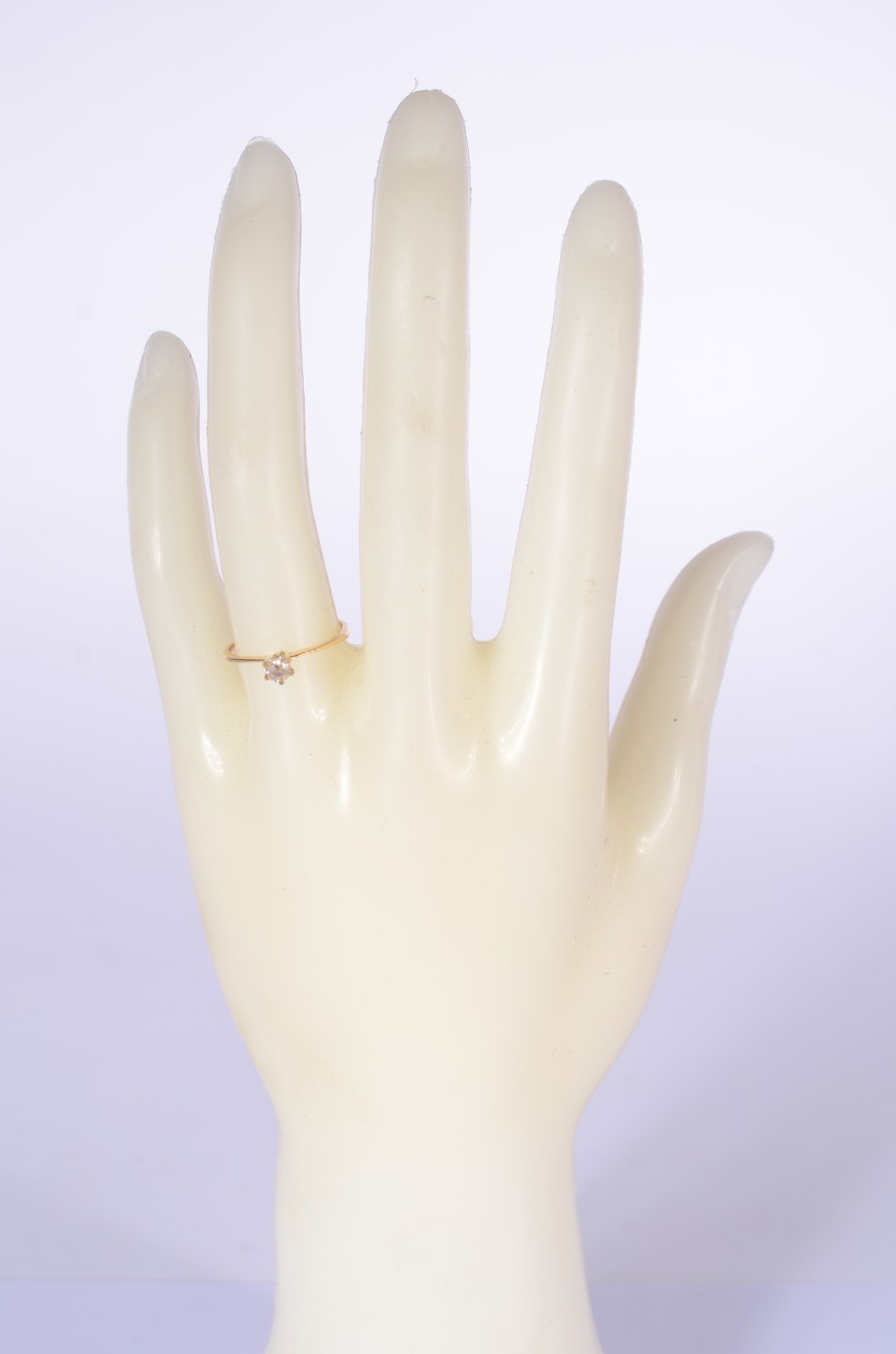 Solitário de ouro 18 k., com um brilhante de 0,20 ct, aro 16. (Por... - foto 6 de 6