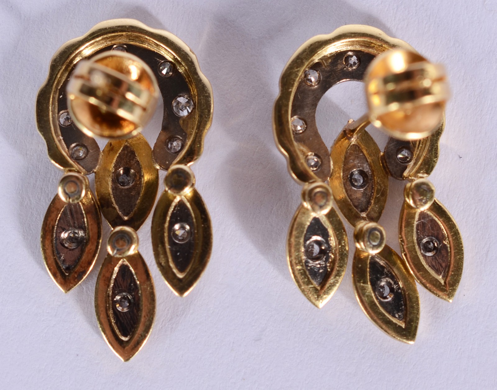 Par de brincos de ouro 18 k., contraste 750 mls cravejada com 12... - foto 4 de 4