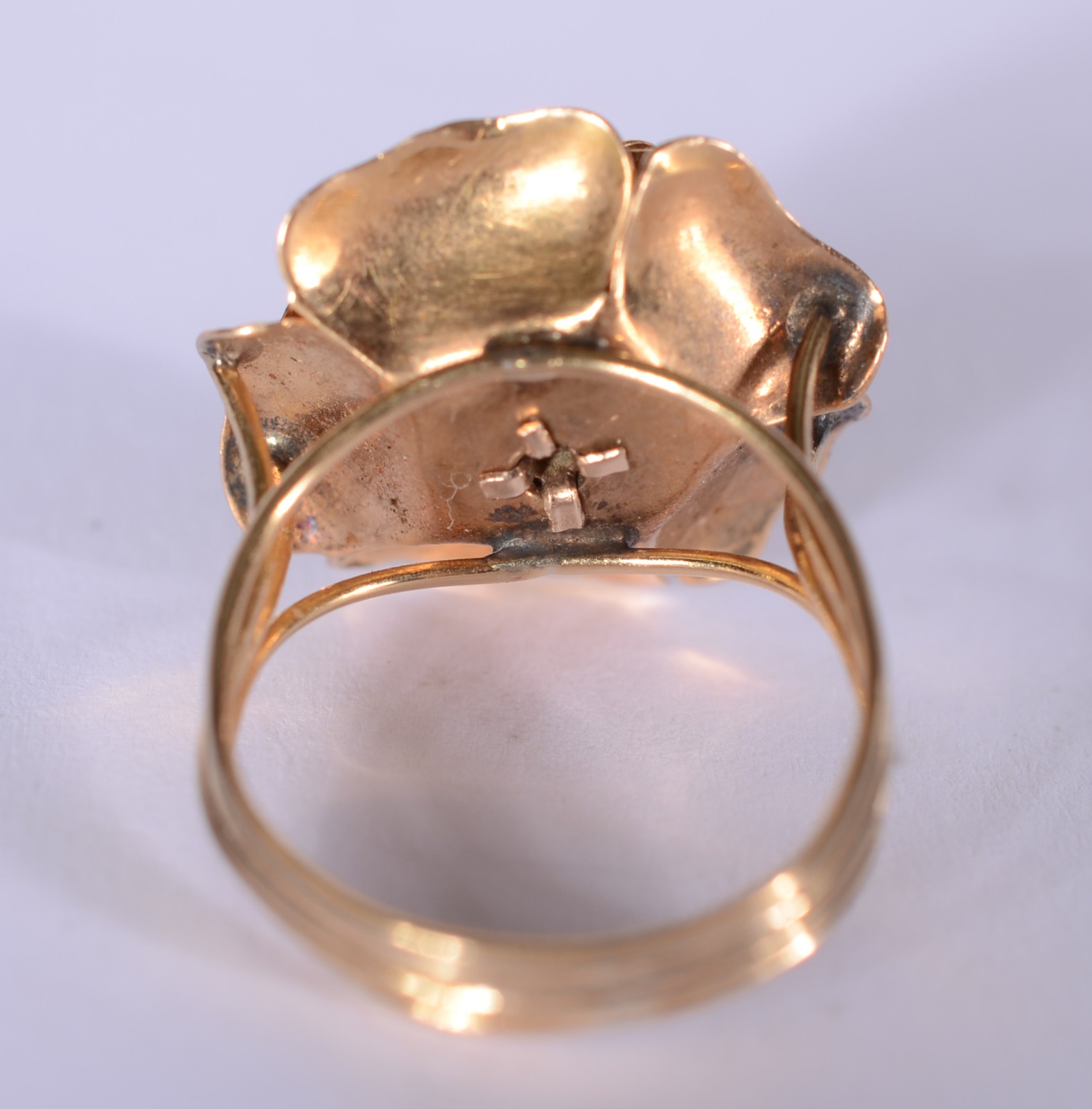 Anel de ouro 18 k., com flor cravejada de pedras azuis, aro 17. (Por... - foto 4 de 6