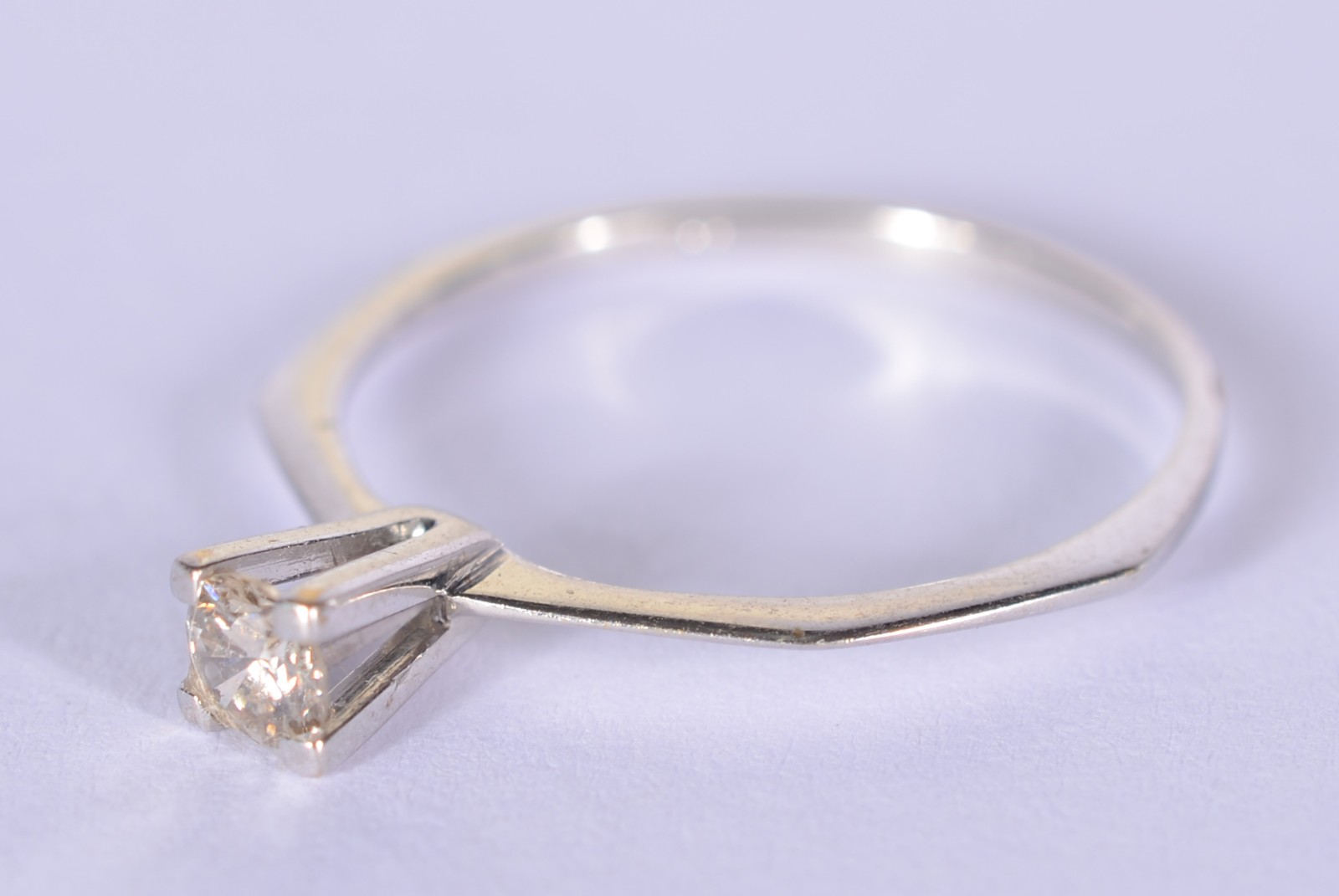 Solitário de ouro branco com um brilhante de 0,20 ct, aro 18. (Por... - foto 2 de 6