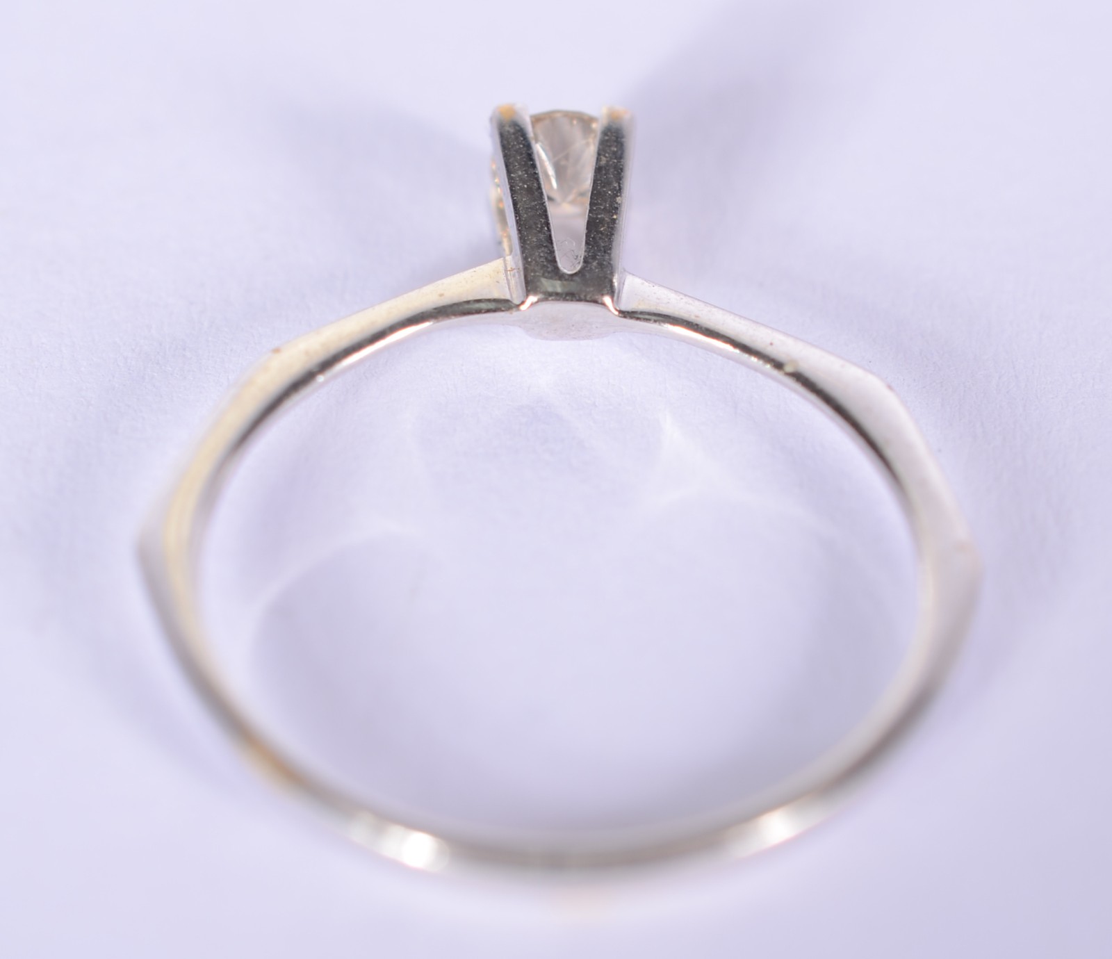 Solitário de ouro branco com um brilhante de 0,20 ct, aro 18. (Por... - foto 3 de 6