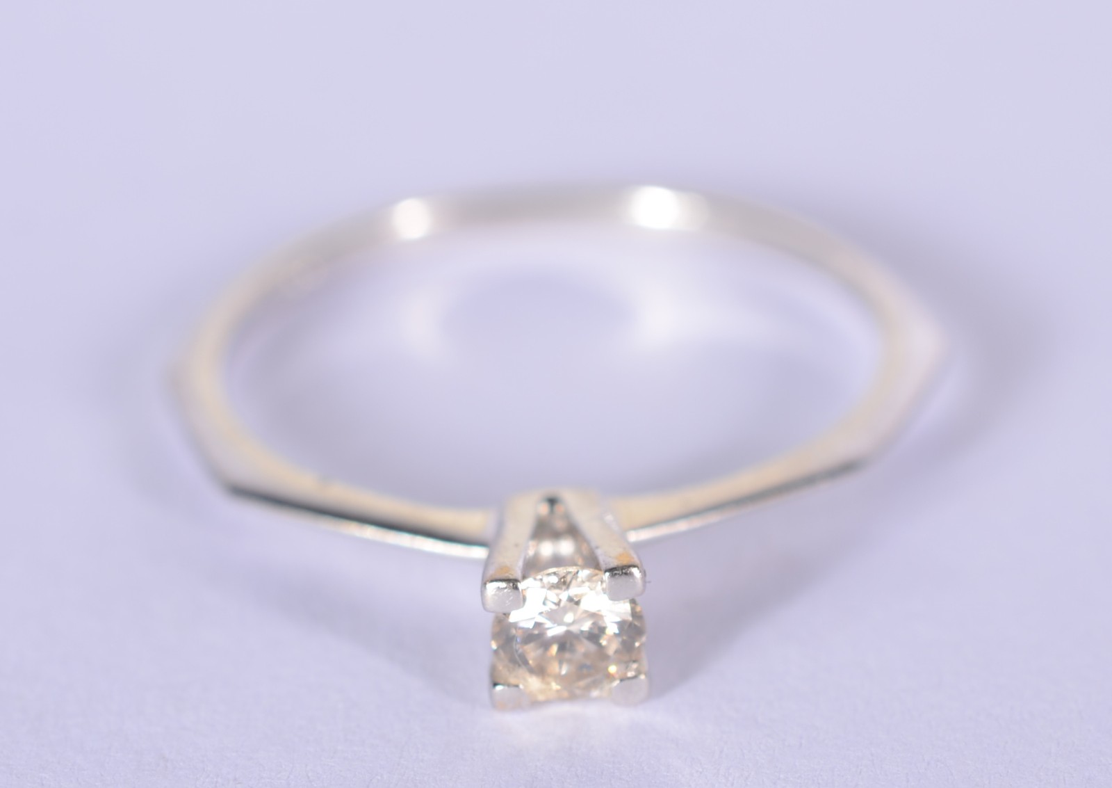 Solitário de ouro branco com um brilhante de 0,20 ct, aro 18. (Por... - foto 4 de 6