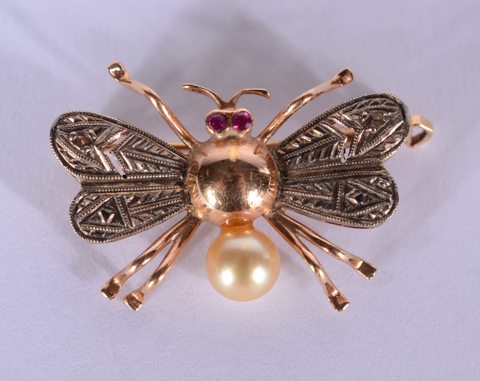 Um broche feitio abelha de ouro 18 k. (Por motivos de segurança a... - foto 1 de 3
