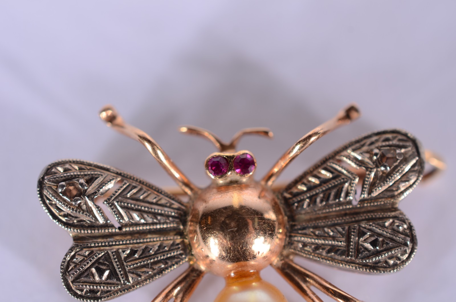 Um broche feitio abelha de ouro 18 k. (Por motivos de segurança a... - foto 2 de 3