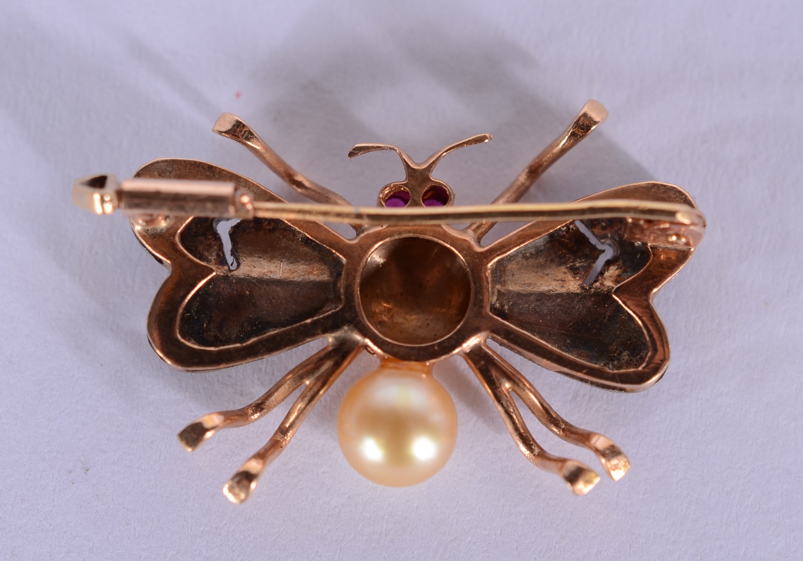 Um broche feitio abelha de ouro 18 k. (Por motivos de segurança a... - foto 3 de 3