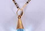 Colar com pendente feitio gota pedra topázio de... - Colar com pendente feitio gota pedra topázio de ouro 18 k., contraste 750 mls. (Por motivos de segurança a peça não se encontra na loja).