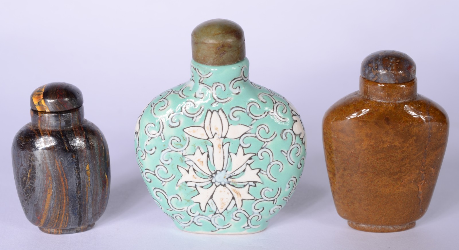 Tres pequenos perfumeiros "snuff bottle" - foto 1 de 2