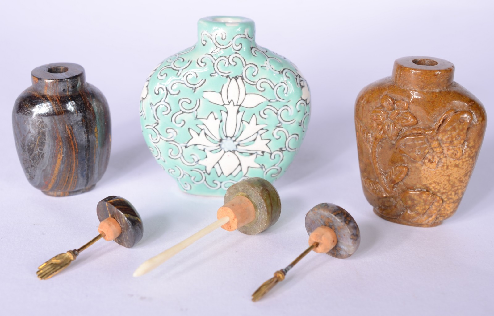 Tres pequenos perfumeiros "snuff bottle" - foto 2 de 2