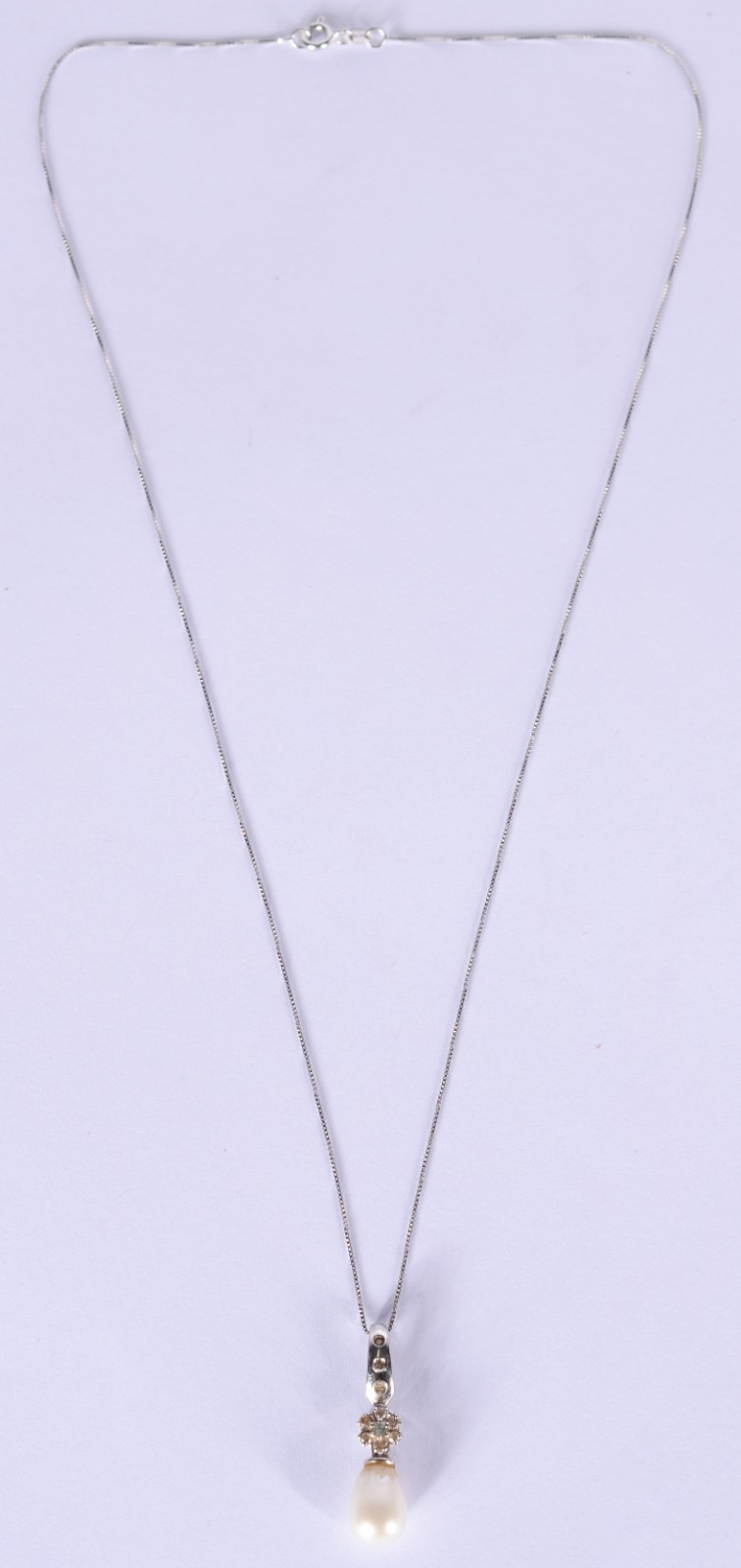 Colar de ouro branco com pendente e mini brilhantes. (Por motivos de... - foto 1 de 5