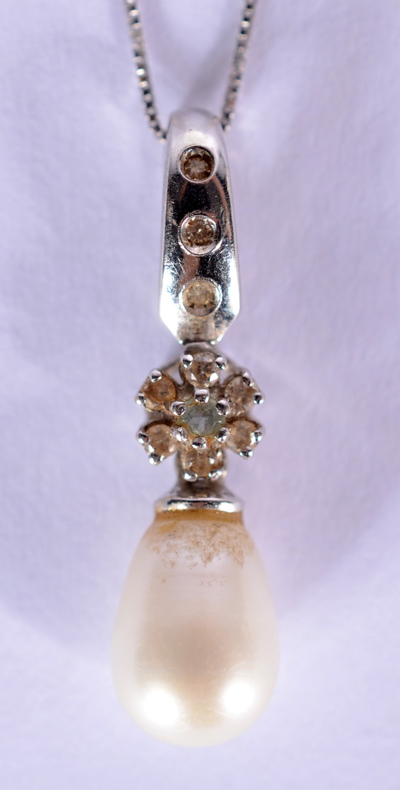 Colar de ouro branco com pendente e mini brilhantes. (Por motivos de... - foto 2 de 5