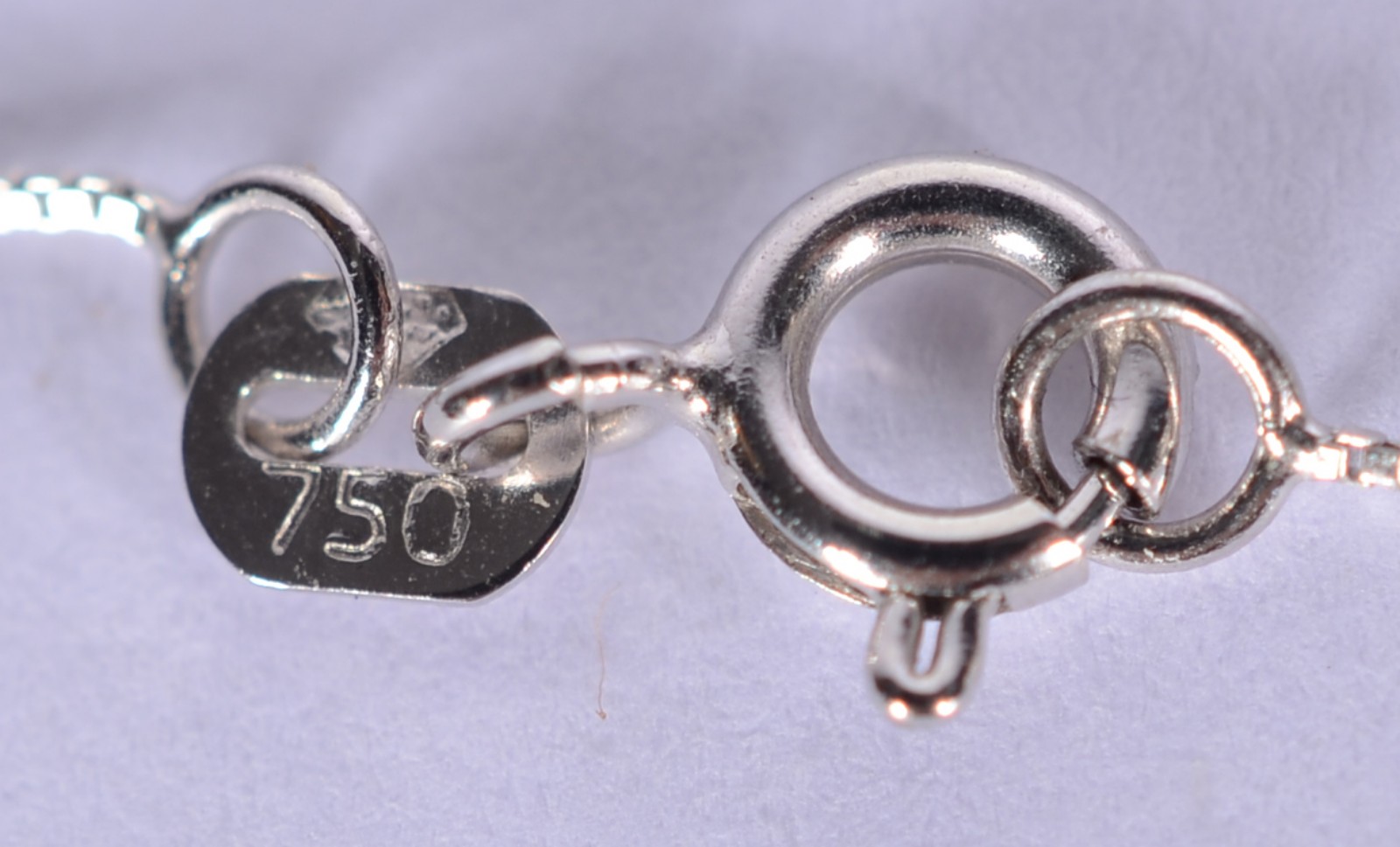 Colar de ouro branco com pendente e mini brilhantes. (Por motivos de... - foto 3 de 5
