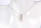 Colar de ouro branco com pendente e mini brilha... - Colar de ouro branco com pendente e mini brilhantes. (Por motivos de segurança a peça não se encontra na loja).