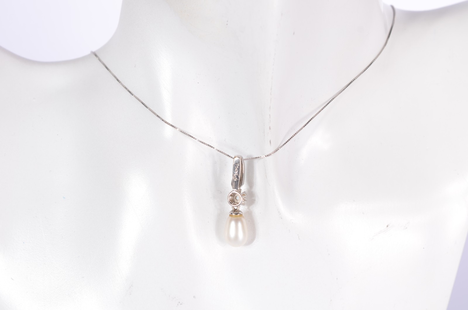 Colar de ouro branco com pendente e mini brilhantes. (Por motivos de... - foto 4 de 5