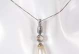 Colar de ouro branco com pendente e mini brilha... - Colar de ouro branco com pendente e mini brilhantes. (Por motivos de segurança a peça não se encontra na loja).