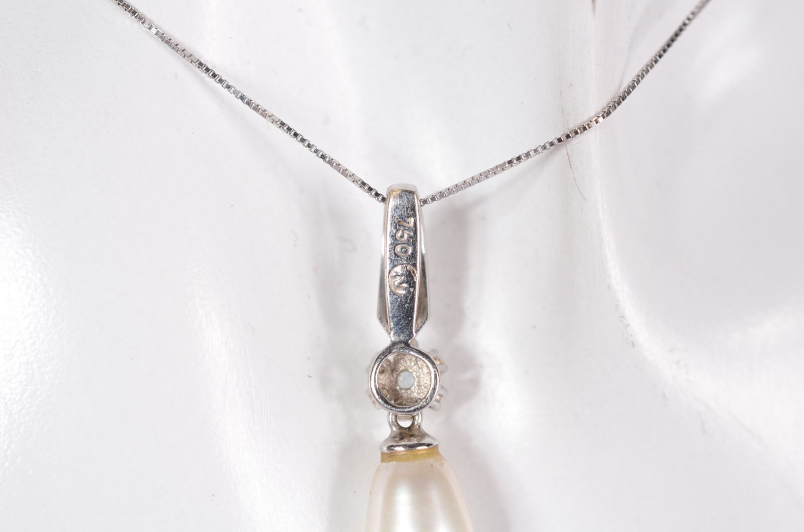 Colar de ouro branco com pendente e mini brilhantes. (Por motivos de... - foto 5 de 5