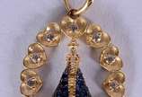Colar com pendente de Nossa Senhora de Aparecid... - Colar com pendente de Nossa Senhora de Aparecida de ouro 18 k., contraste 750 mls. (Por motivos de segurança a peça não se encontra na loja).