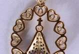 Colar com pendente de Nossa Senhora de Aparecid... - Colar com pendente de Nossa Senhora de Aparecida de ouro 18 k., contraste 750 mls. (Por motivos de segurança a peça não se encontra na loja).