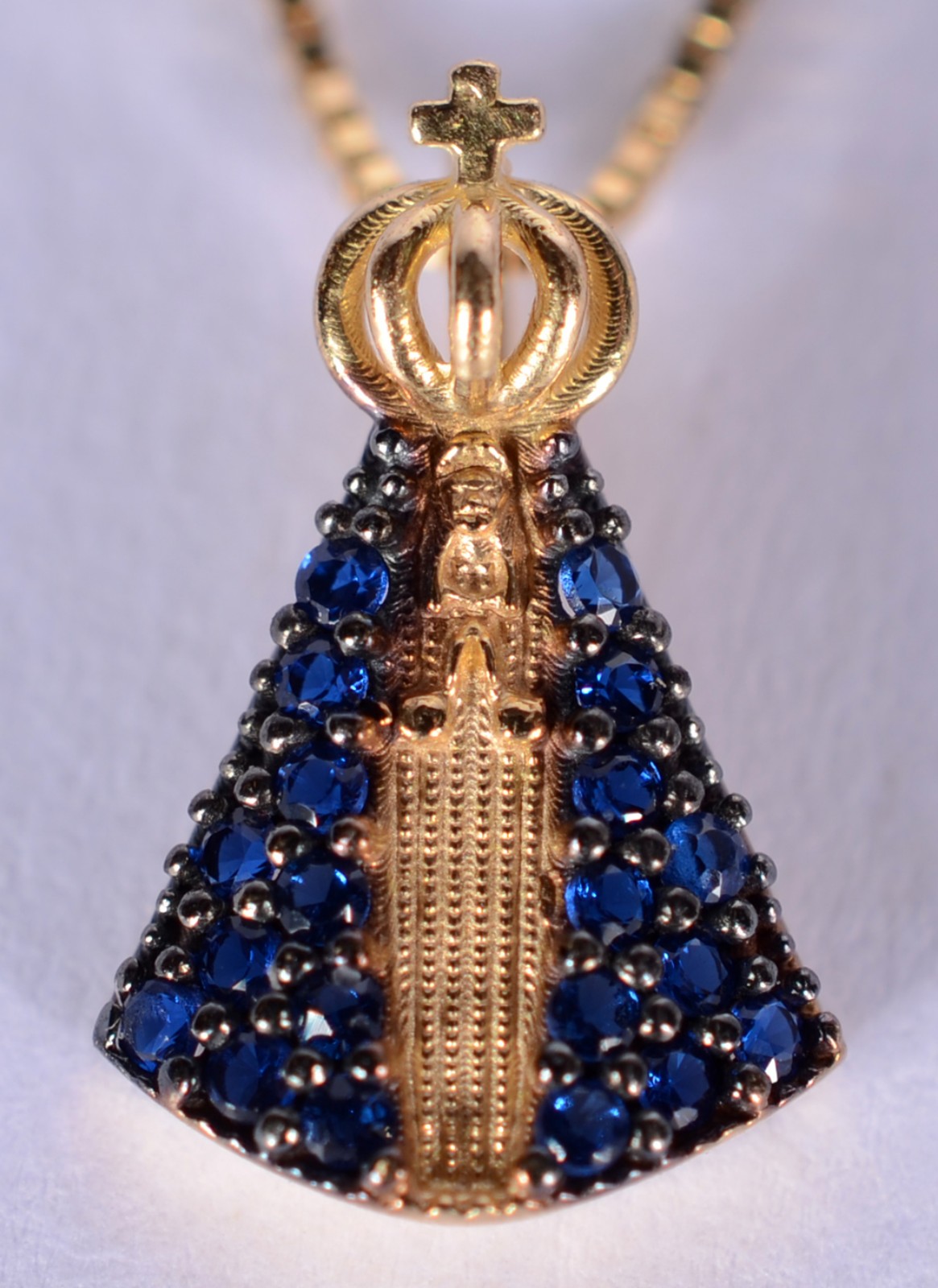 Colar com pendente de Nossa Senhora Aparecida com manto azul de ouro... - foto 4 de 5