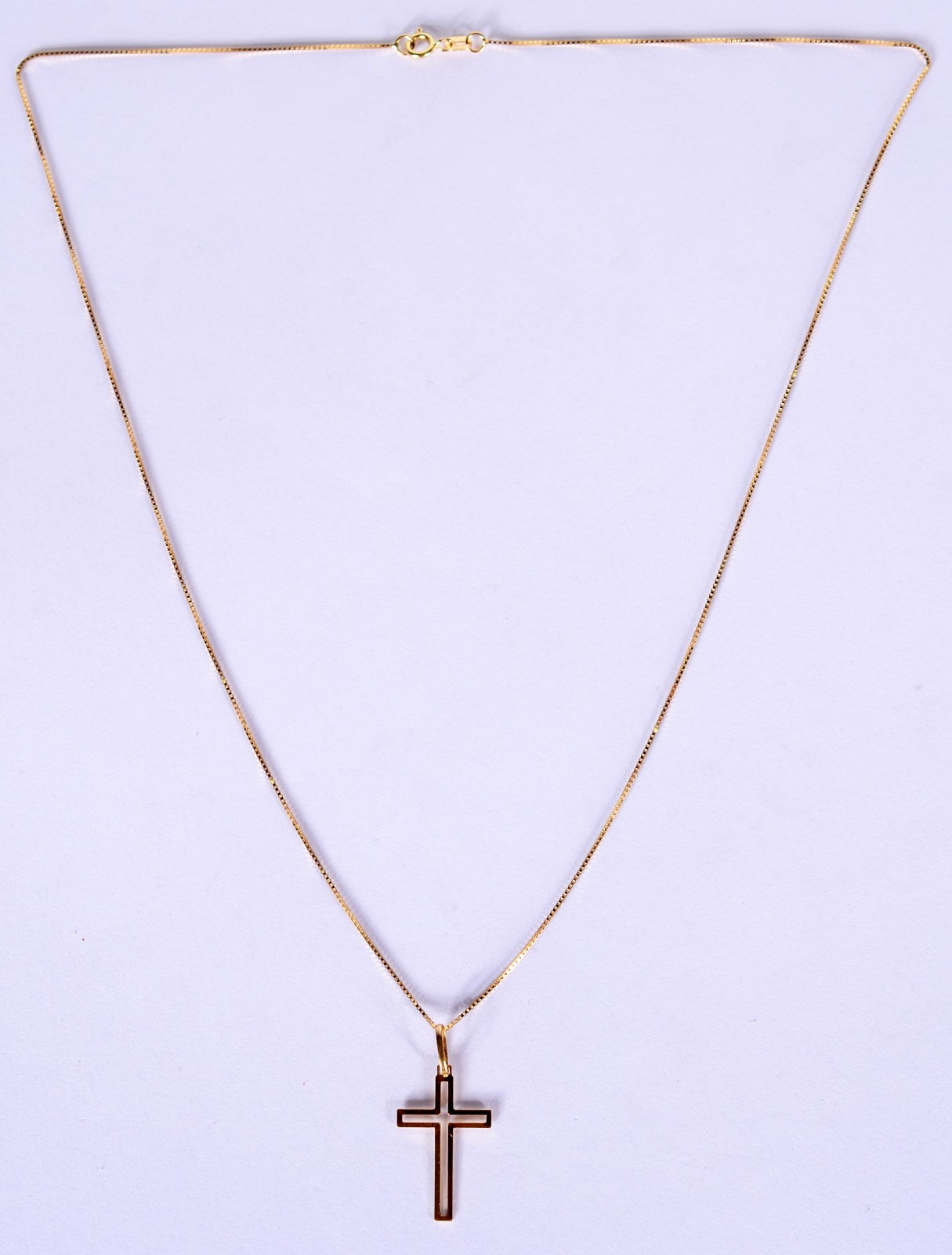 Colar com pendente na forma de cruz vazada de ouro 18 k., contraste... - foto 1 de 6