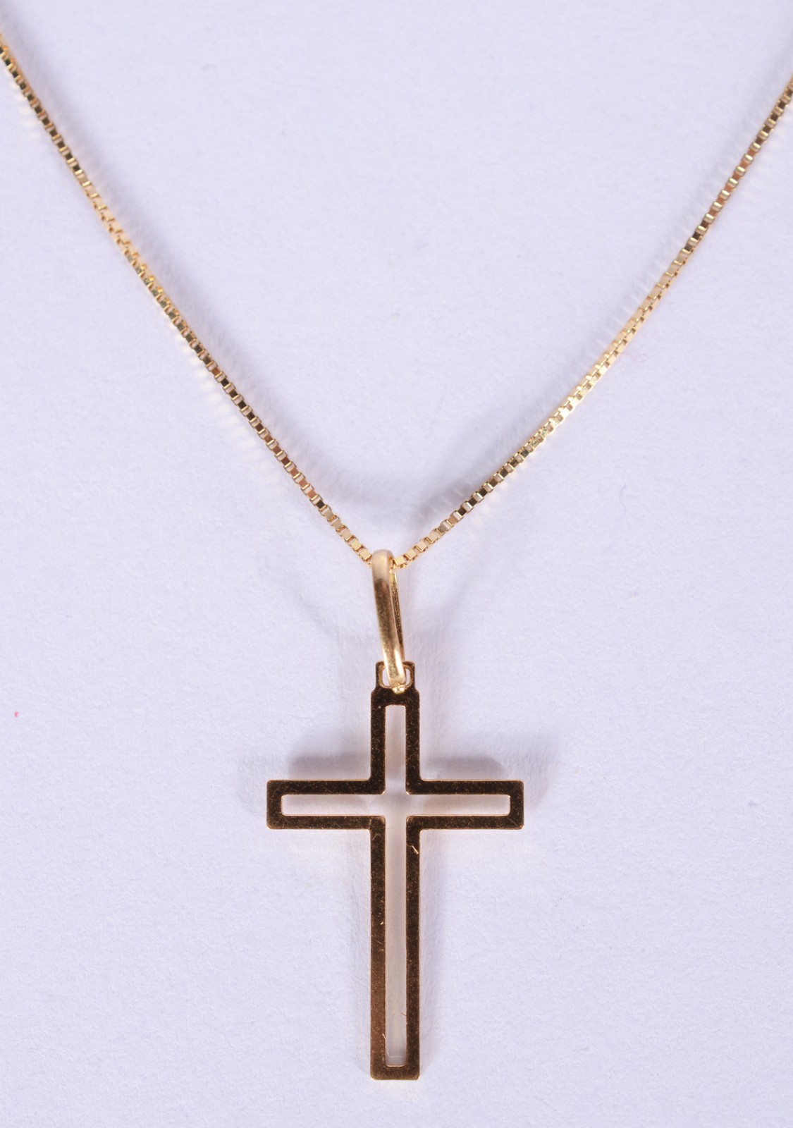 Colar com pendente na forma de cruz vazada de ouro 18 k., contraste... - foto 2 de 6