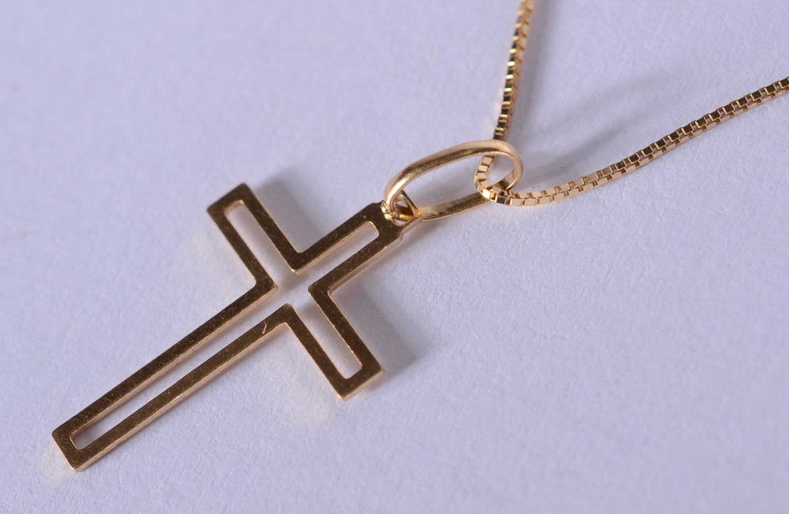 Colar com pendente na forma de cruz vazada de ouro 18 k., contraste... - foto 4 de 6