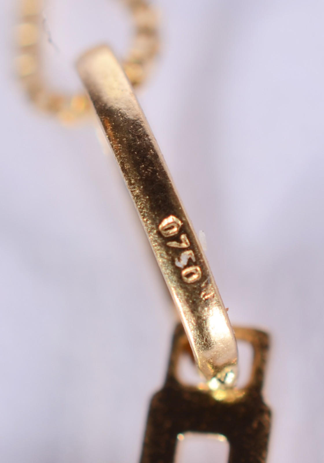 Colar com pendente na forma de cruz vazada de ouro 18 k., contraste... - foto 5 de 6