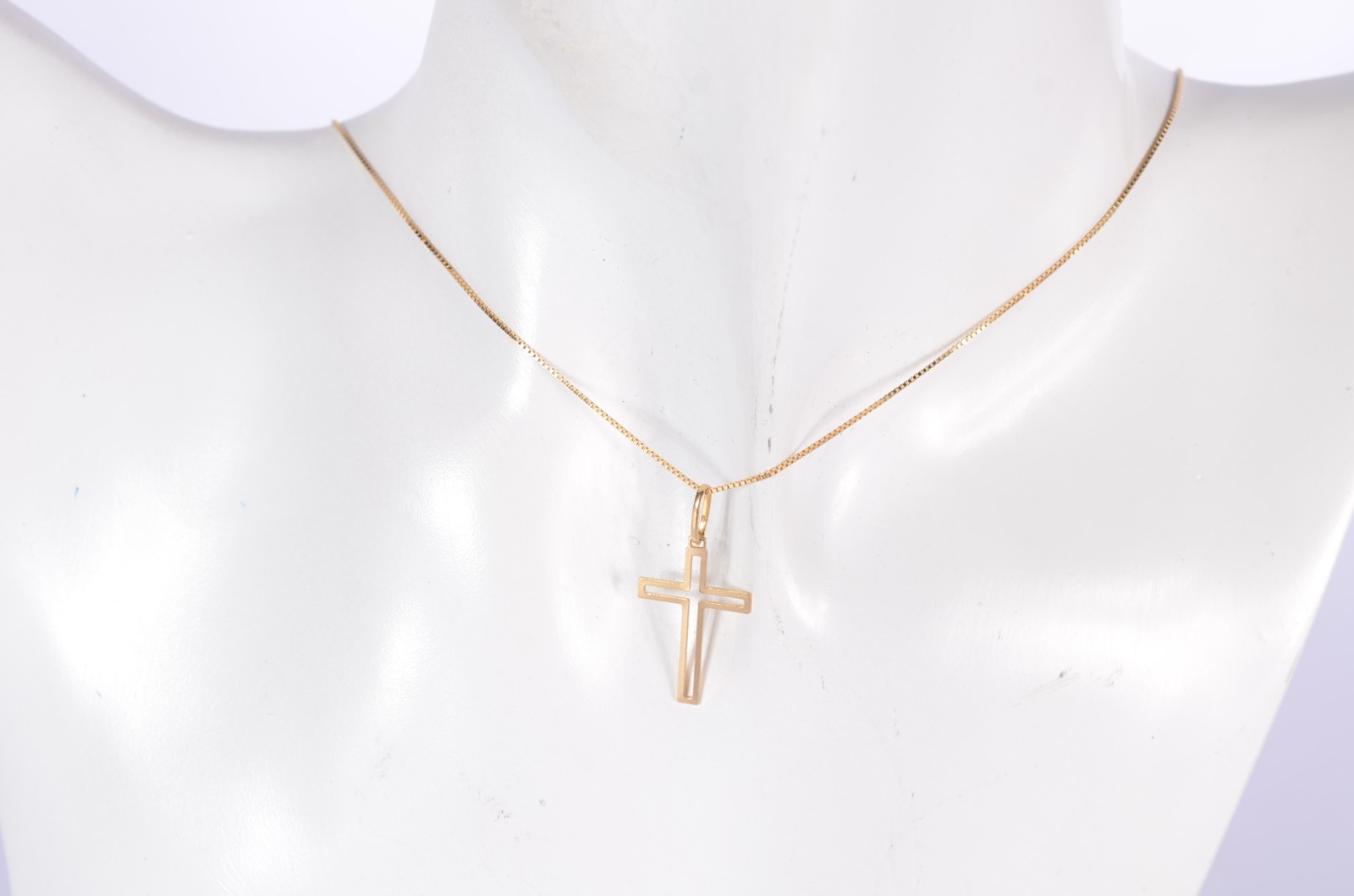 Colar com pendente na forma de cruz vazada de ouro 18 k., contraste... - foto 6 de 6