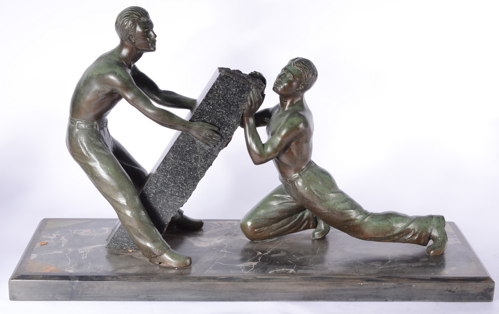 Grupo escultórico de bronze representando trabalhadores, assinada... - foto 1 de 4