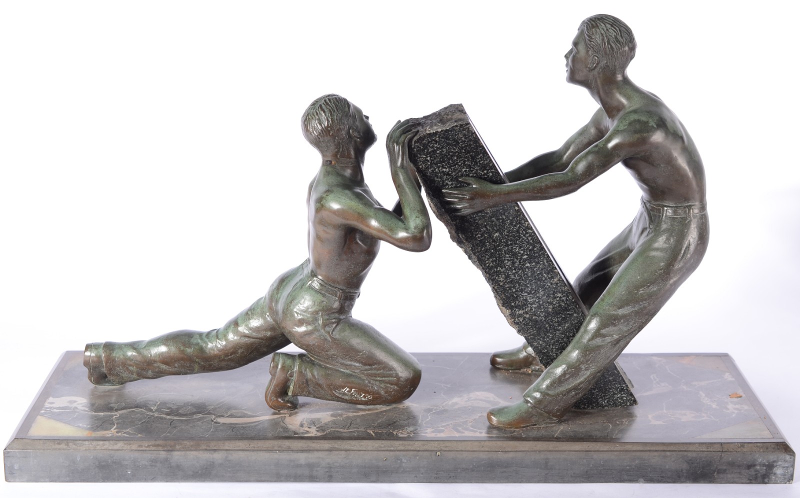 Grupo escultórico de bronze representando trabalhadores, assinada... - foto 3 de 4