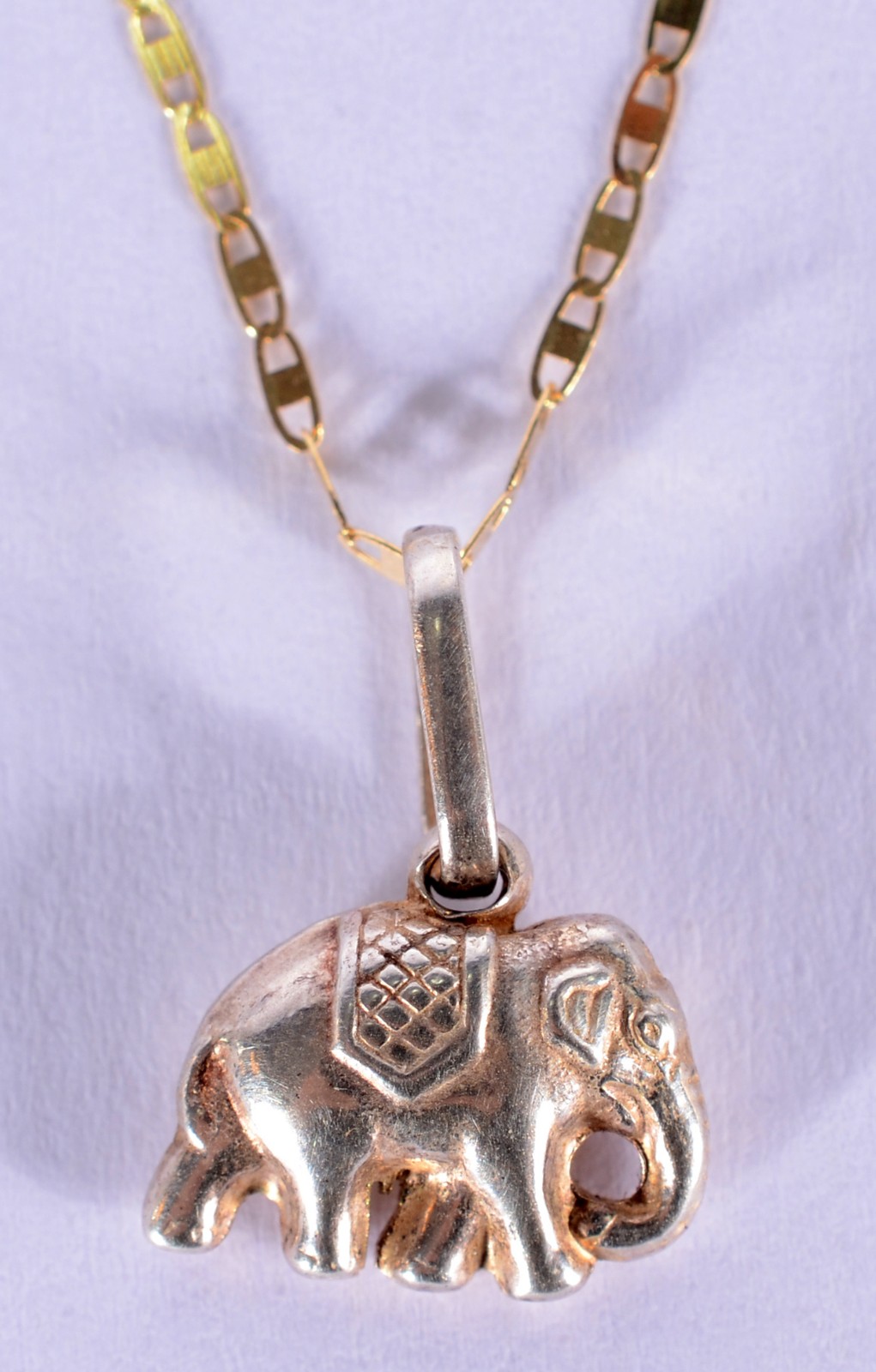 Colar com pendente feitio elefante de ouro 18 k., contraste 750 mls... - foto 2 de 5