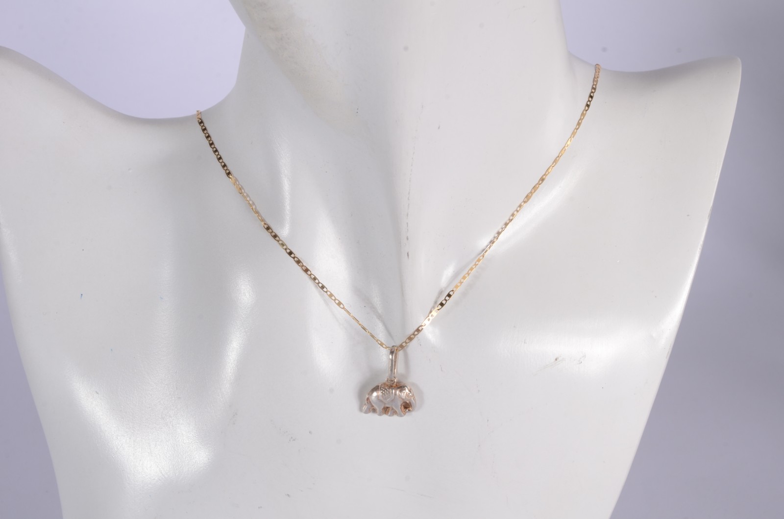 Colar com pendente feitio elefante de ouro 18 k., contraste 750 mls... - foto 5 de 5
