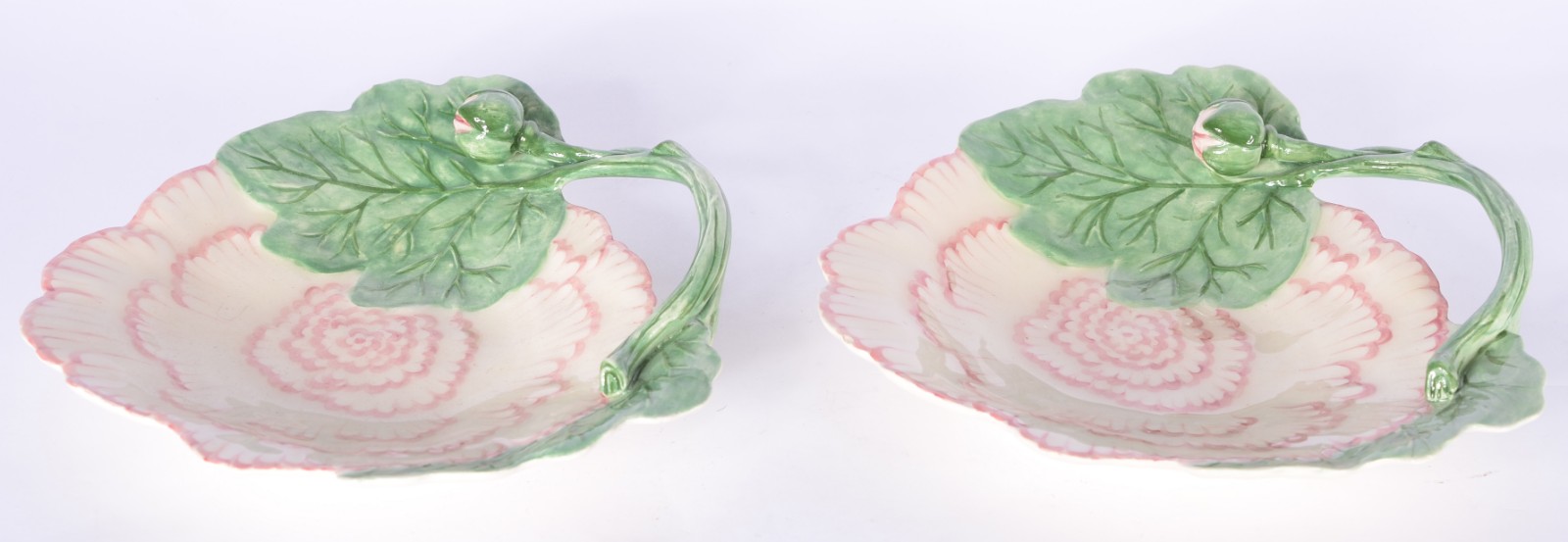 Par de pequenas fruteiras de faiança feitio flor. Mínimos bicados. - foto 2 de 8
