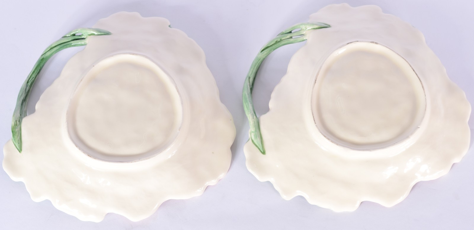 Par de pequenas fruteiras de faiança feitio flor. Mínimos bicados. - foto 4 de 8