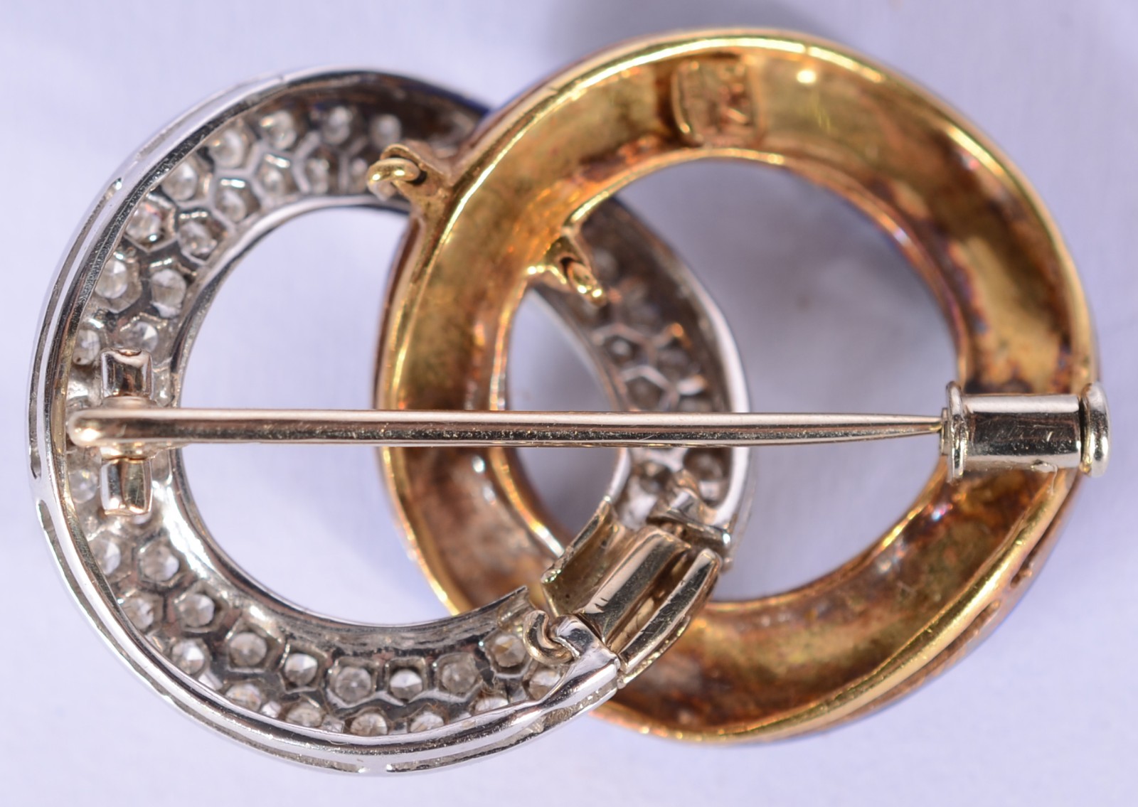 Broche de ouro branco e ouro amarelo 18 k., um aro com pequenos... - foto 4 de 5