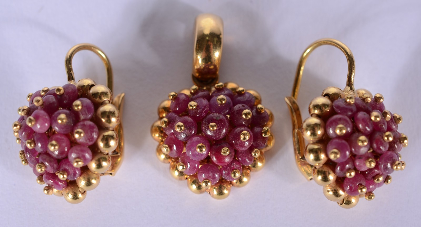 Conjunto de ouro 18 k., com pedras vermelhas, composto de: Par de... - foto 1 de 6