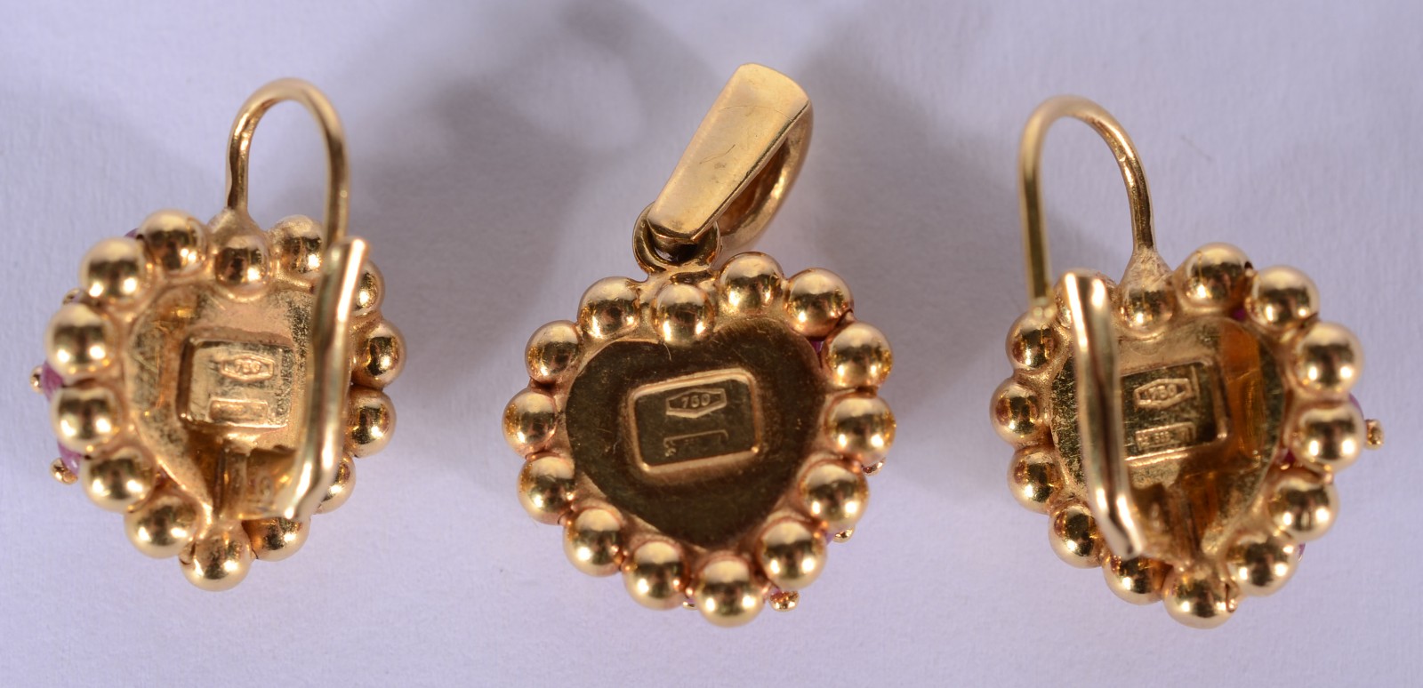 Conjunto de ouro 18 k., com pedras vermelhas, composto de: Par de... - foto 2 de 6