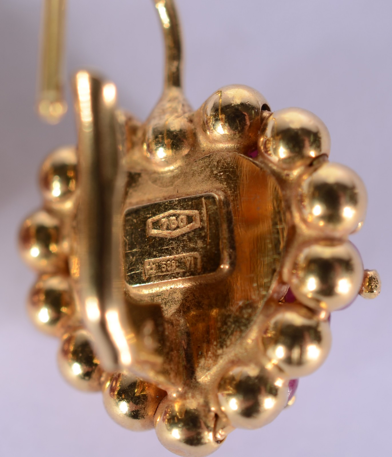 Conjunto de ouro 18 k., com pedras vermelhas, composto de: Par de... - foto 4 de 6