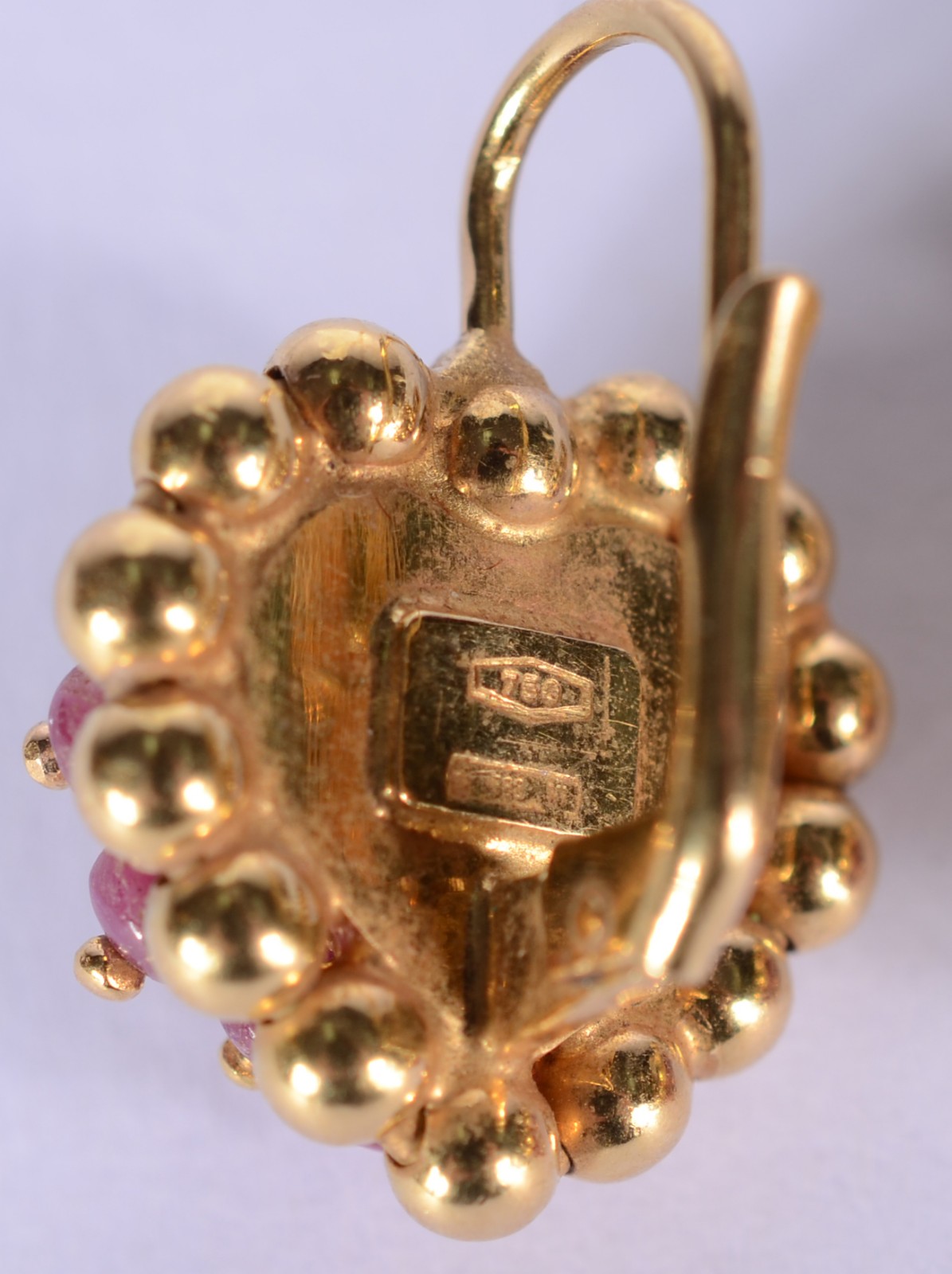 Conjunto de ouro 18 k., com pedras vermelhas, composto de: Par de... - foto 5 de 6