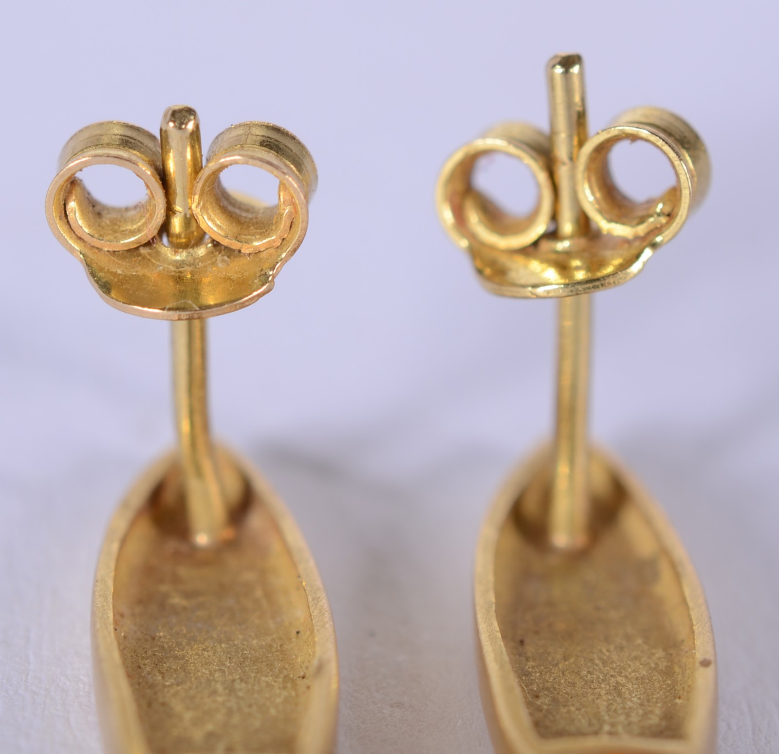 Par de brincos de ouro 18 k., com uma perola cada. (Por motivos de... - foto 4 de 5
